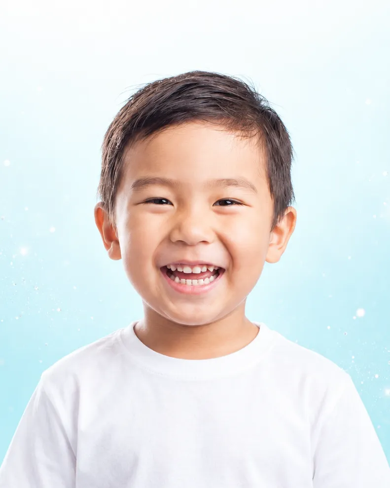 Seorang budak lelaki tersenyum menunjukkan giginya yang sihat